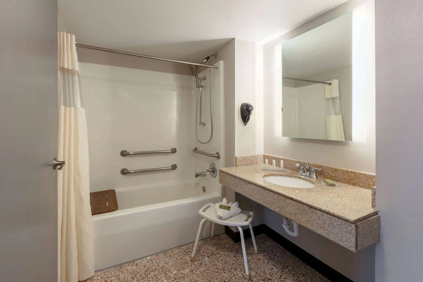 Photo - Wingate by Wyndham DFW / North Irving