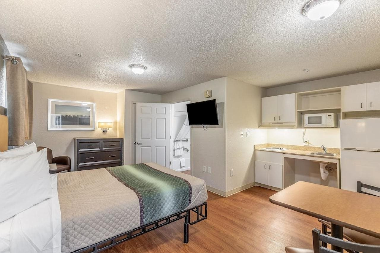 Photo - HomeTowne Studios by Red Roof Orlando - Casselberry