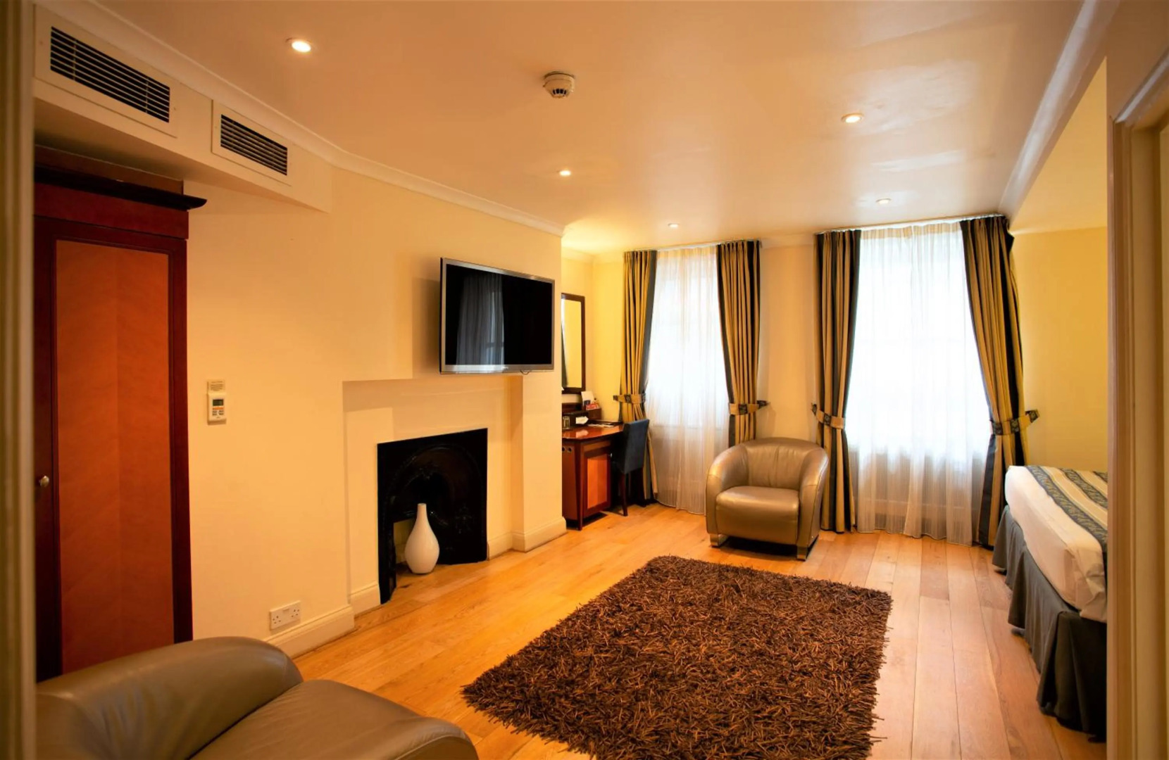 Photo - The Sumner Hotel