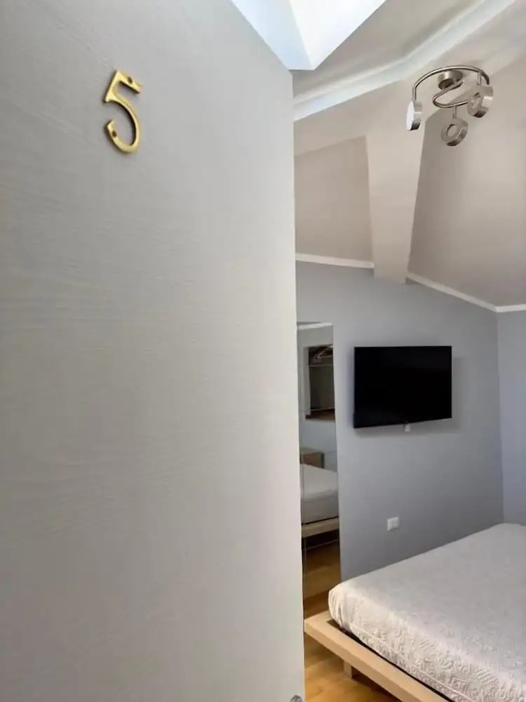 Photo - Sweet Home Desiree