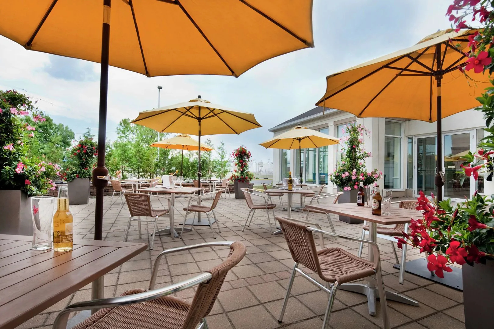Photo - Hilton Garden Inn Montreal Airport