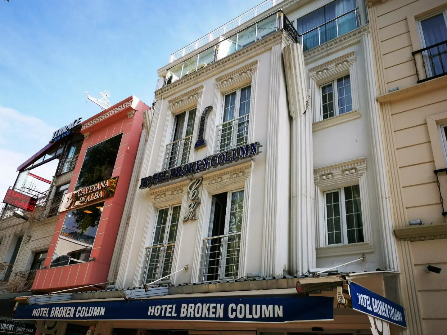 Photo - Hotel Broken Column