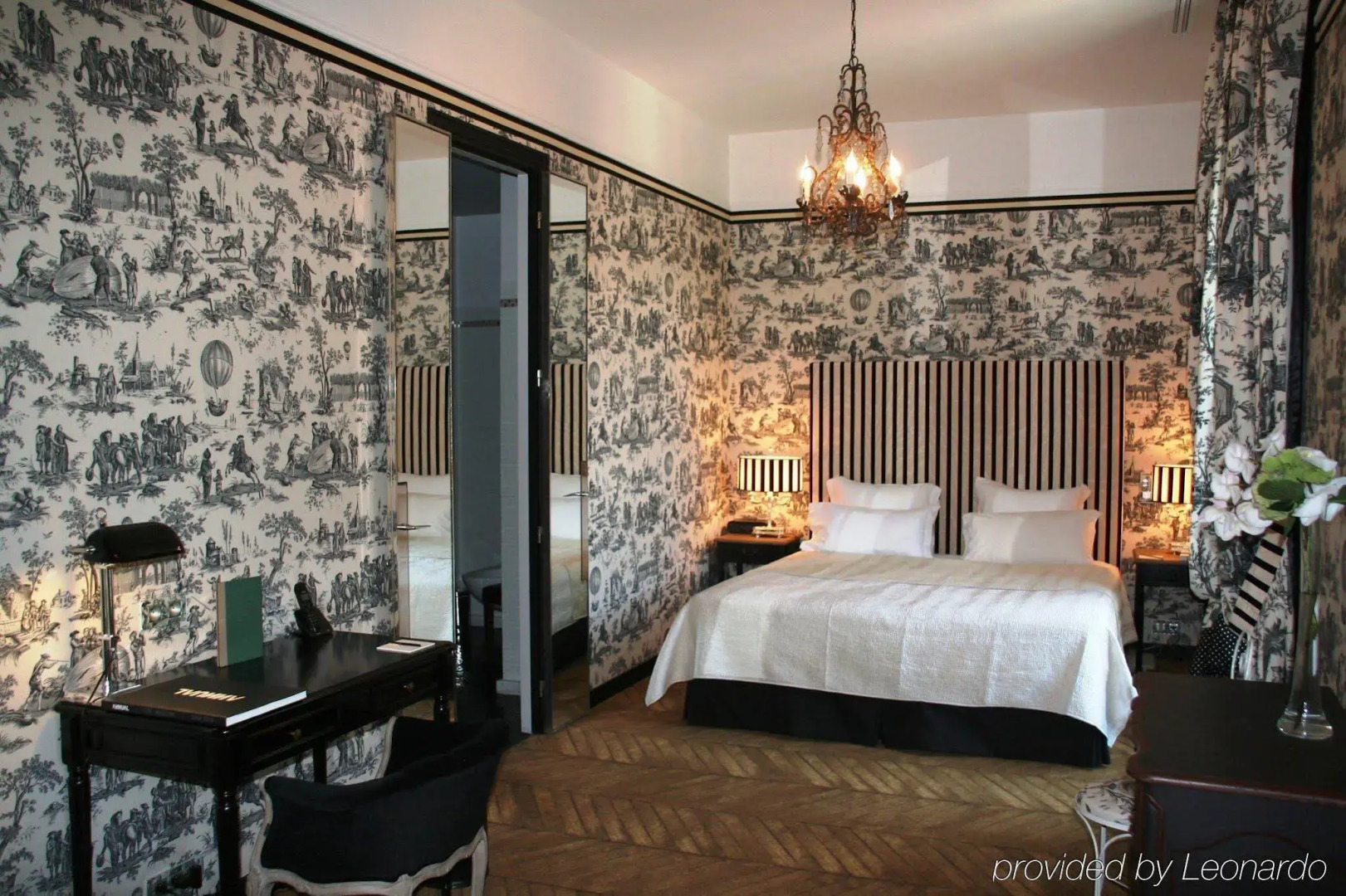 Photo - Saint James Paris