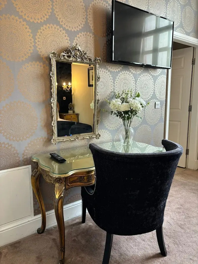 Photo - White Star Line Hotel