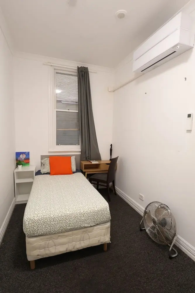 Photo - Wallaby Backpackers Hostel Perth - note - Valid passport required to check in -