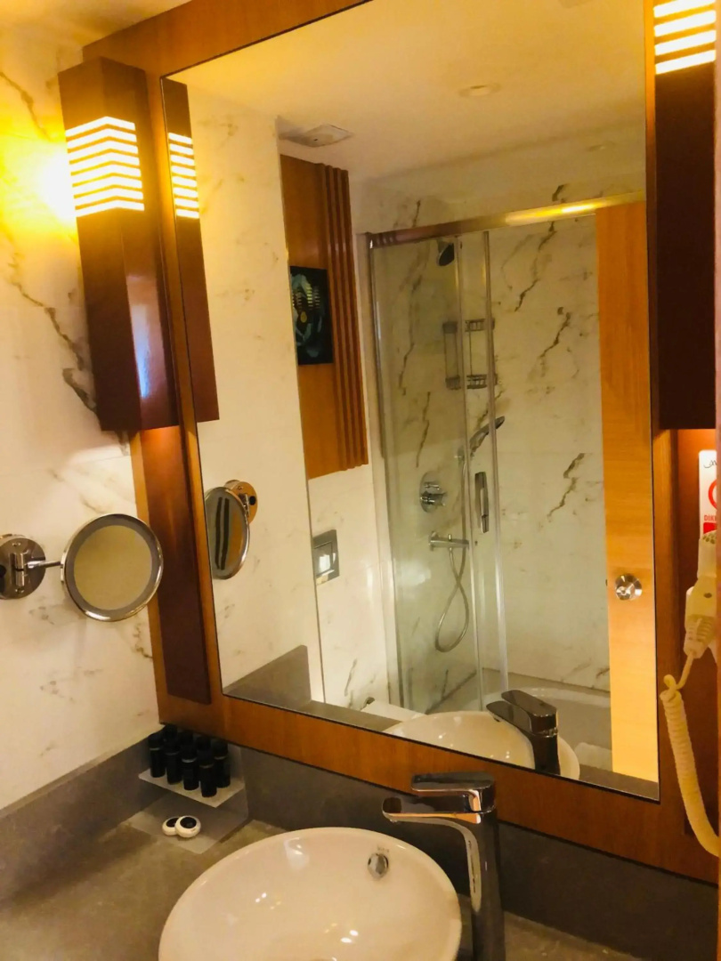 Photo - Maywood Hotel