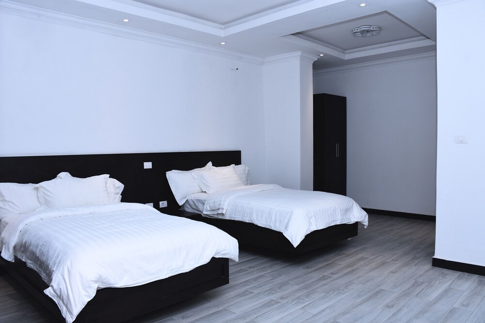 yellow apple hotel