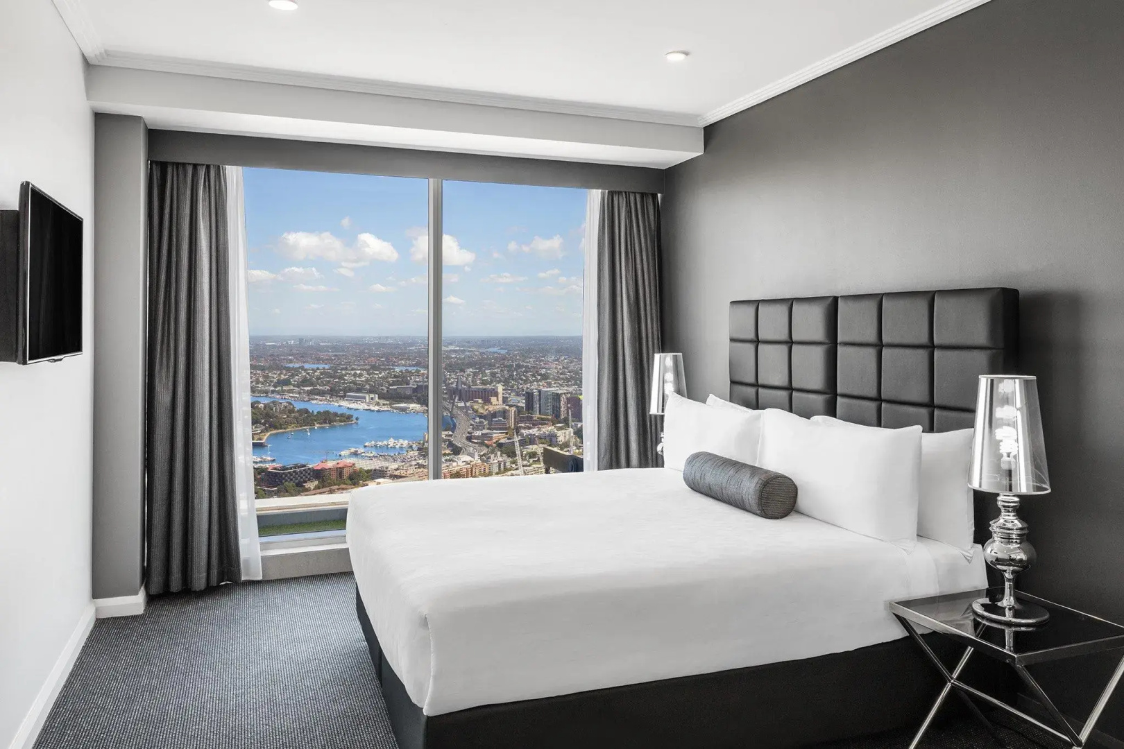 Photo - Meriton Suites World Tower, Sydney