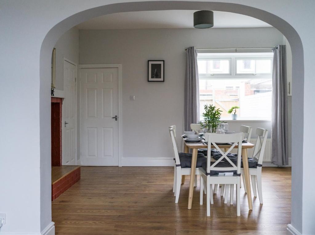 East House-sleeps 5-pet Friendly-garden-parking