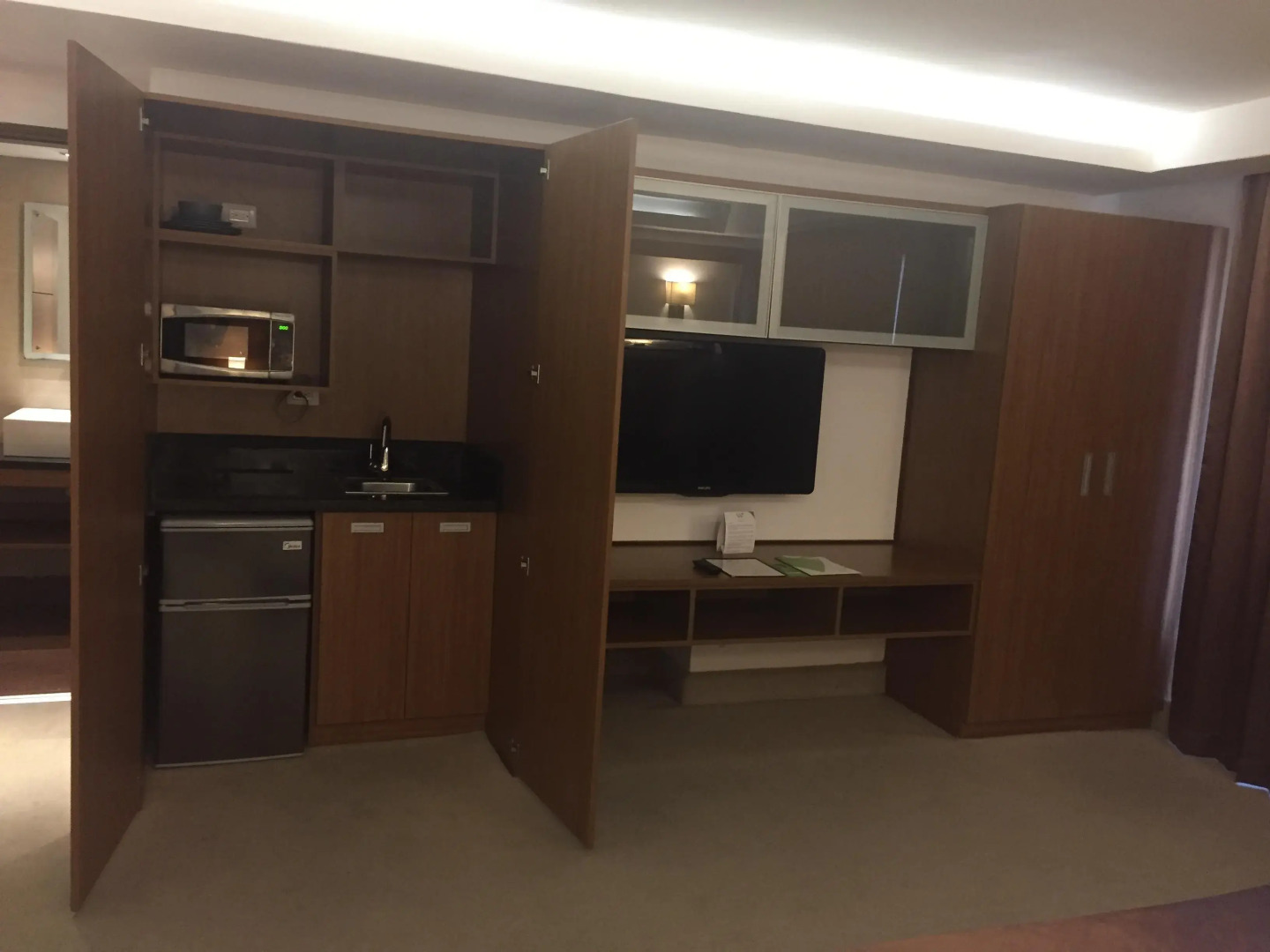 Photo - Weston Suites Hotel