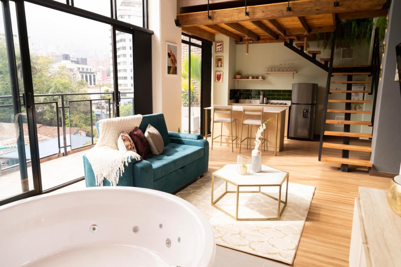 Photo - Royal Living