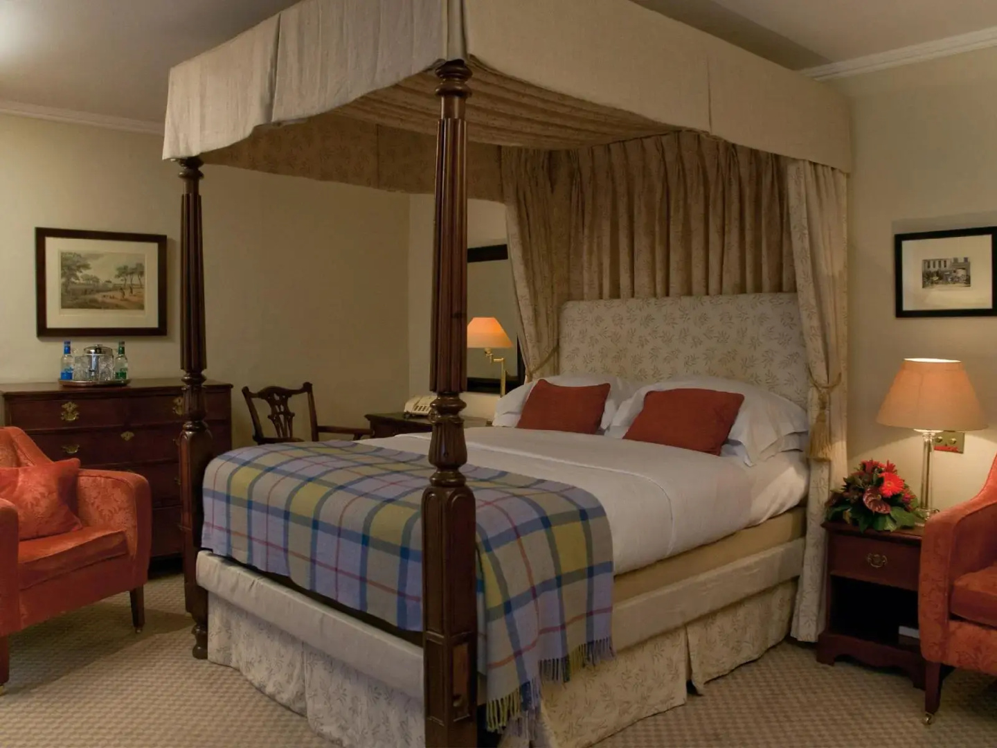 Photo - Macdonald Bear Hotel