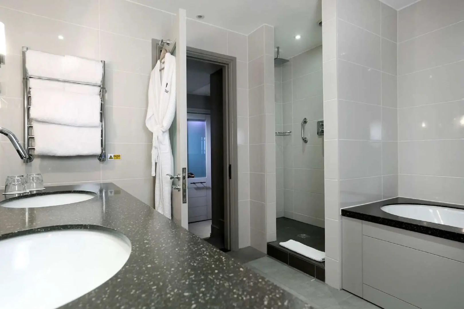 Photo - Macdonald Windsor