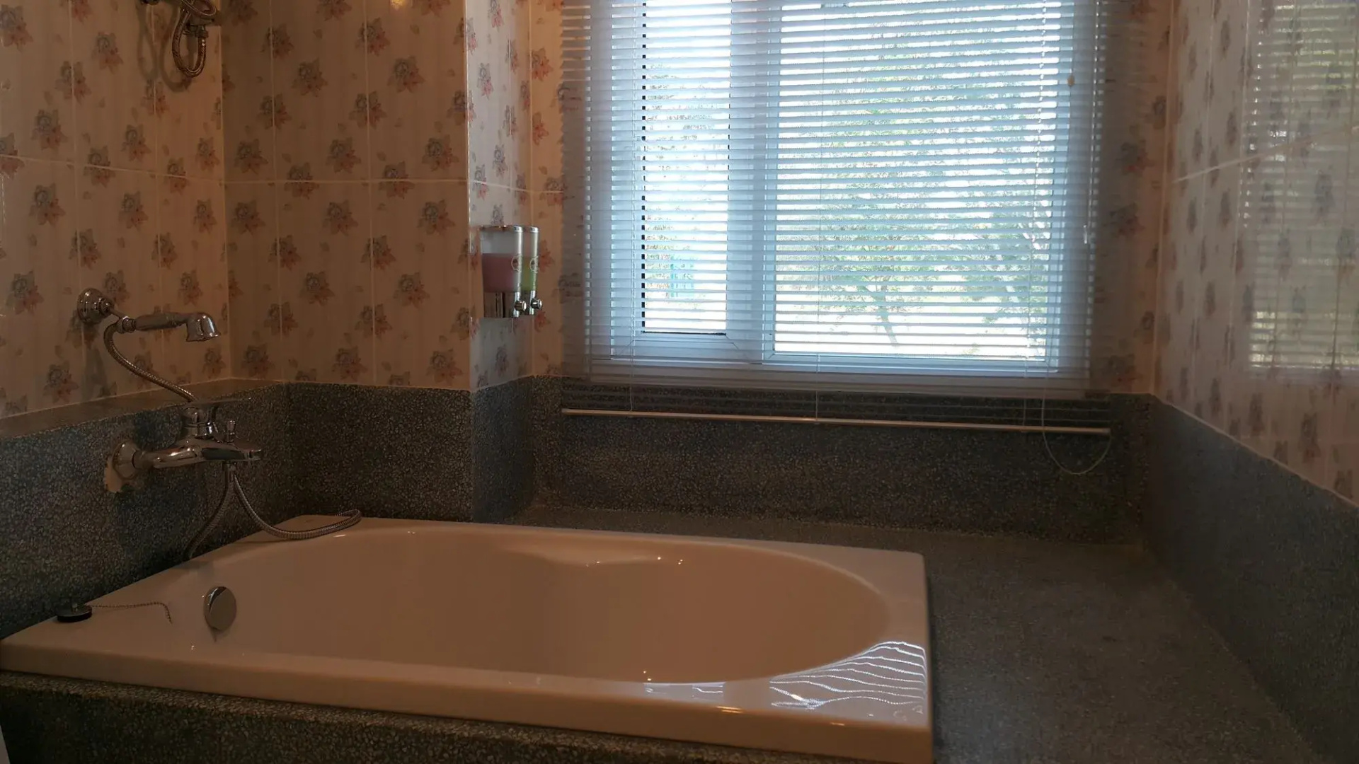Photo - The Lilly Hotel