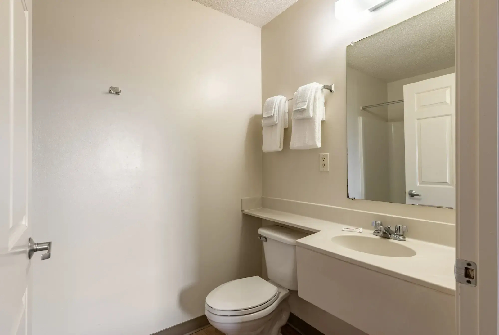 Photo - HomeTowne Studios & Suites by Red Roof Charlotte - Concord