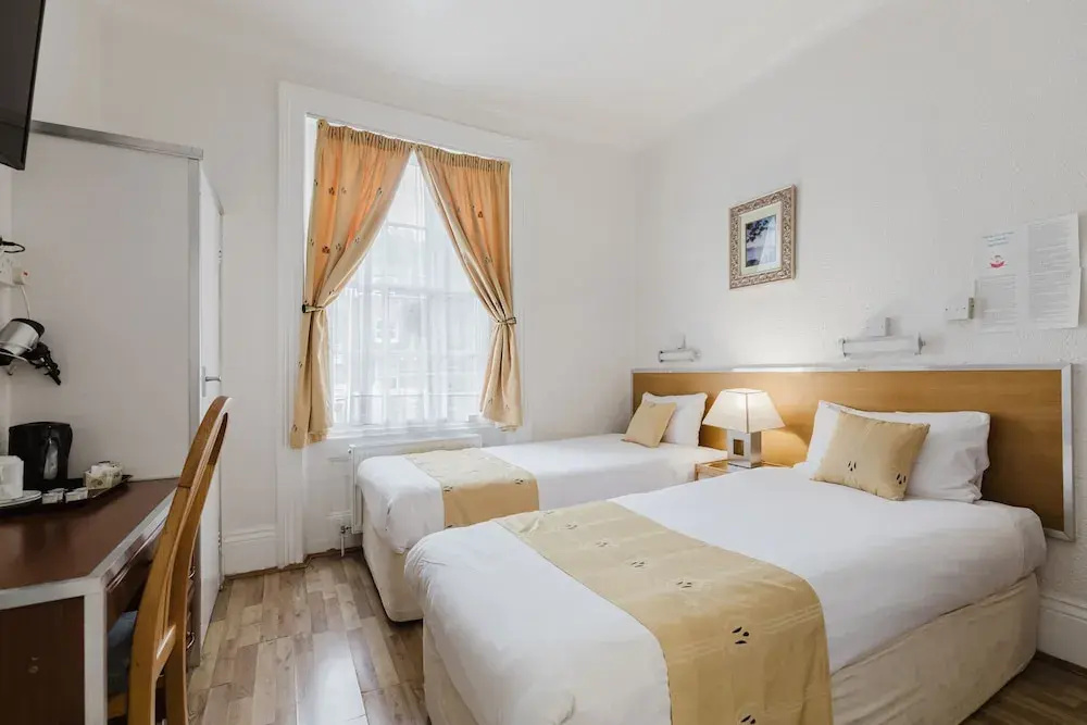 Photo - Falcon Hotel