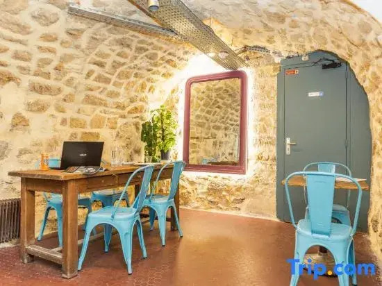 Photo - Young and Happy Latin Quarter by Hiphophostels