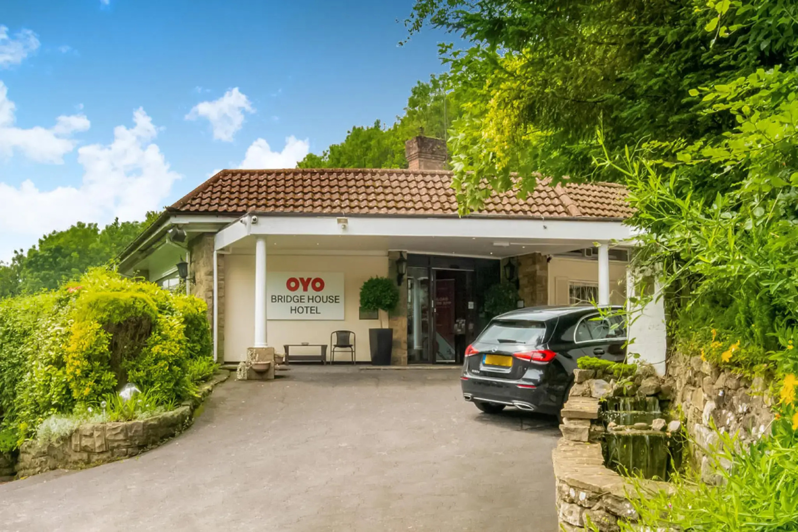 Photo - OYO The Bridge House Hotel