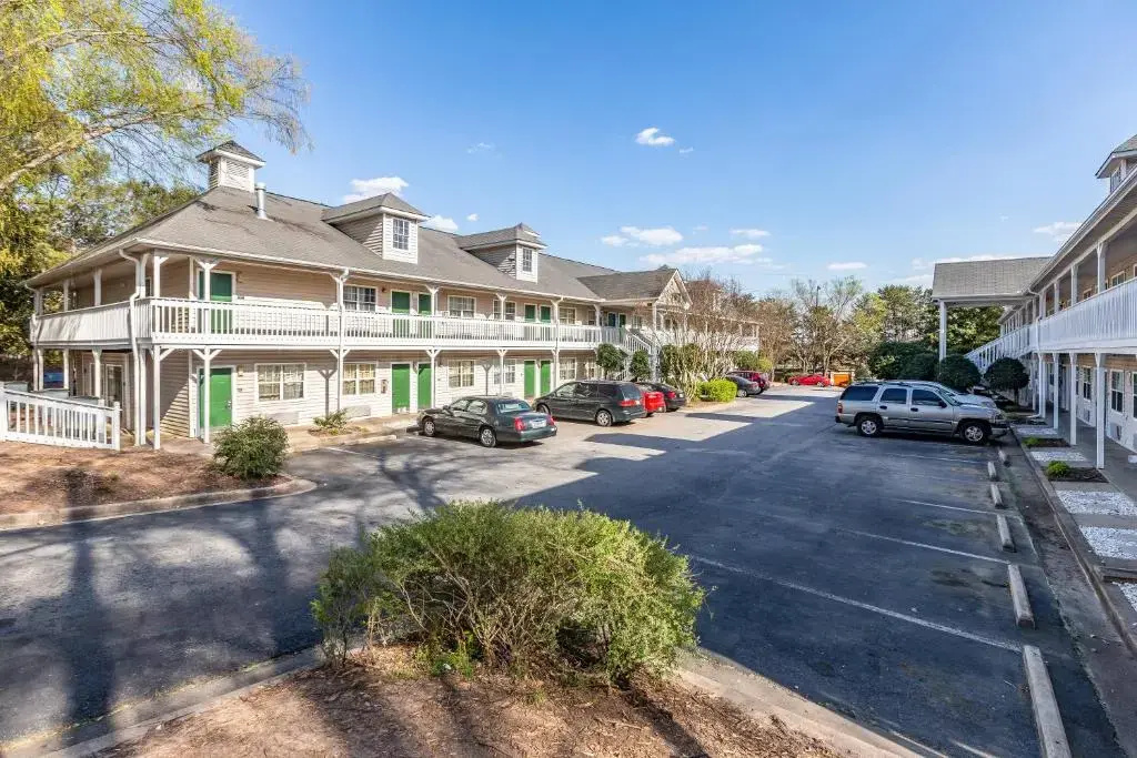 Photo - HomeTowne Studios by Red Roof Atlanta - Norcross South