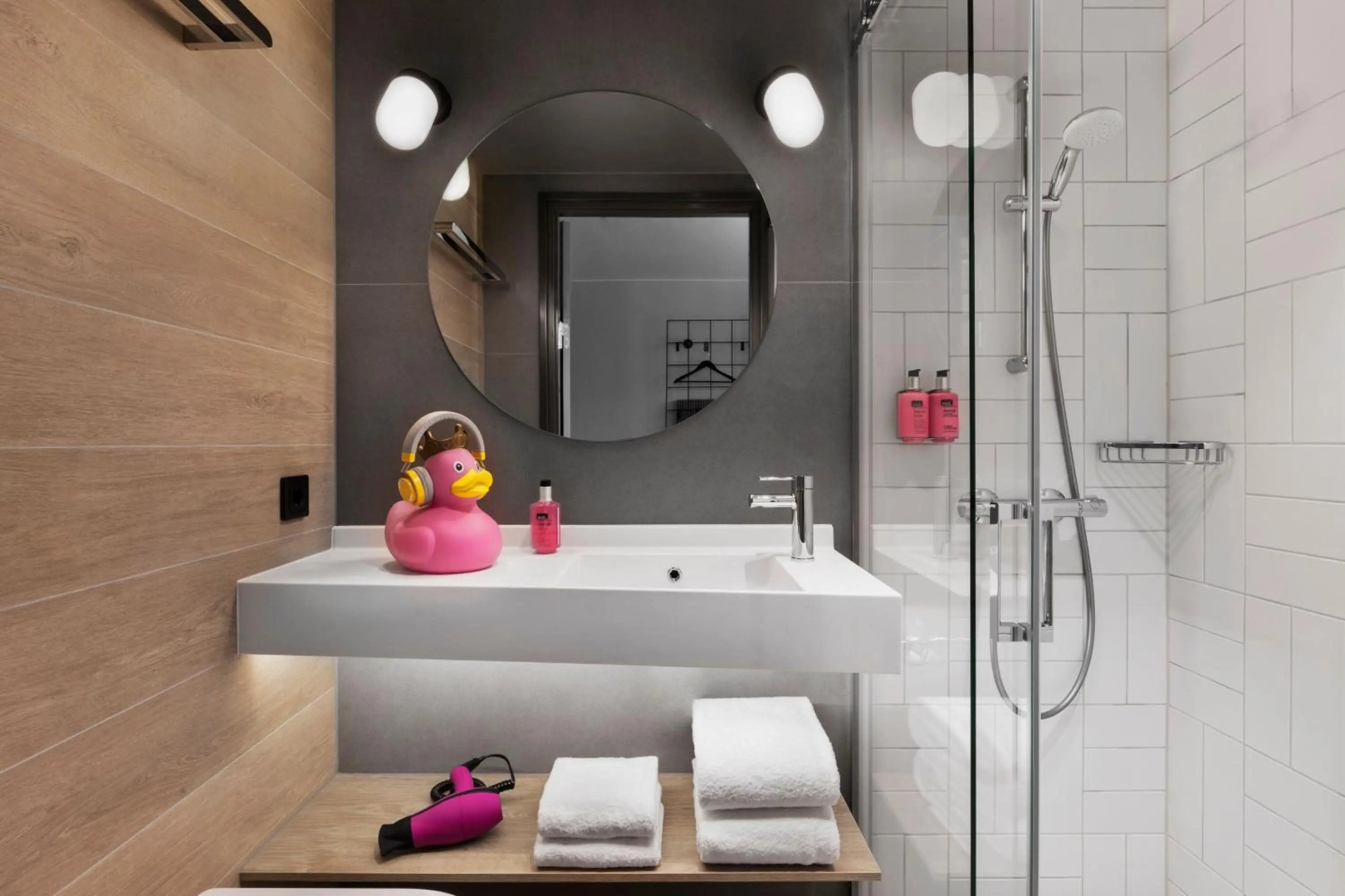 Photo - Moxy Bergen