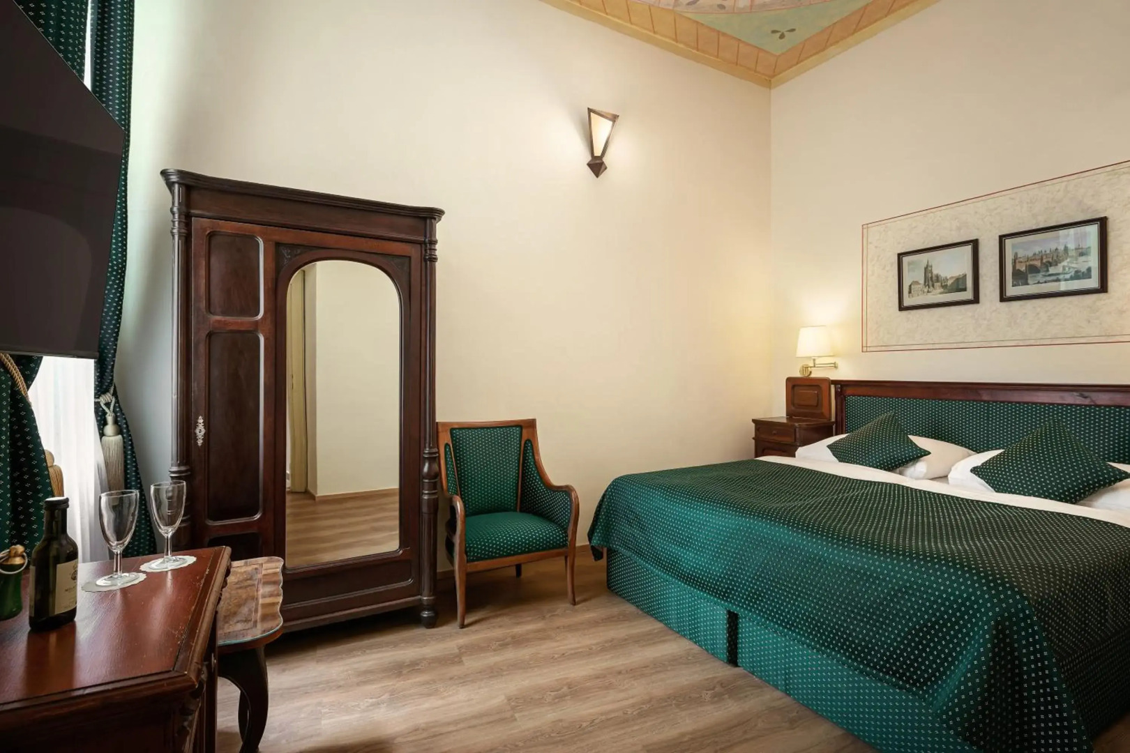 Photo - Archibald At the Charles Bridge