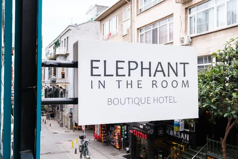 Foto - Elephant In The Room