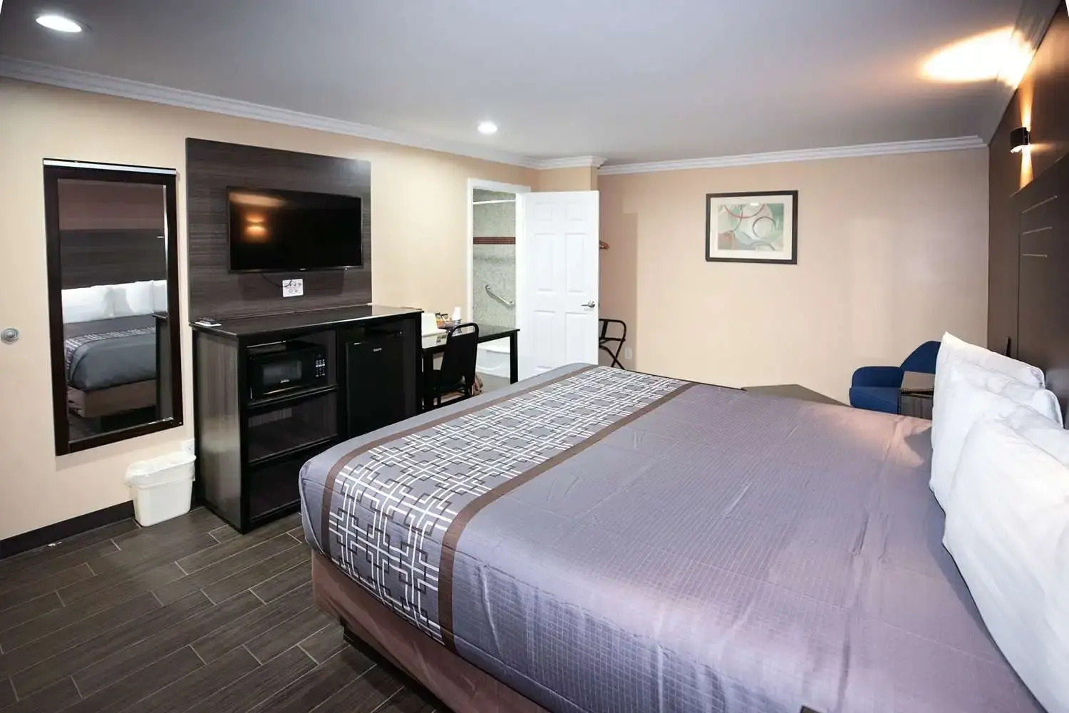 Photo - Rodeway Inn & Suites Bellflower