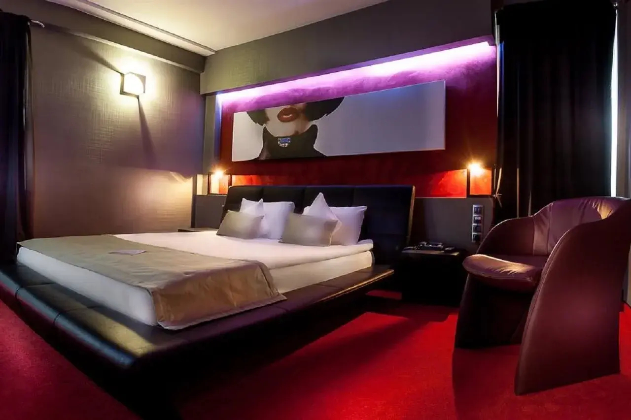 Photo - Plaza V Hotel