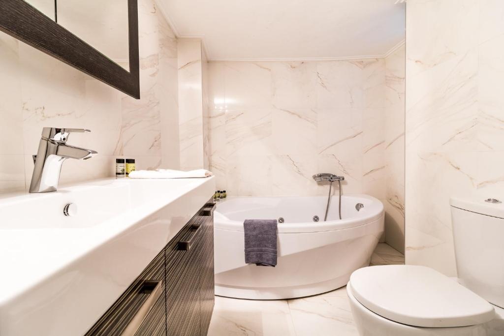 A Luxury Comfortable 2bdrm Apt in Athens