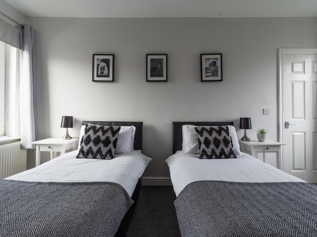 House - Sleeps 4 - Pet Friendly - Parking - Garden