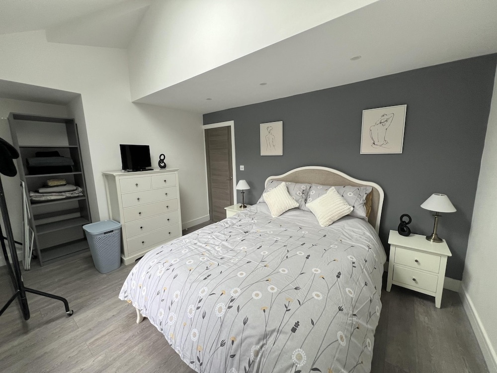 Whole House -sleeps4-parking-garden-bikinghiking