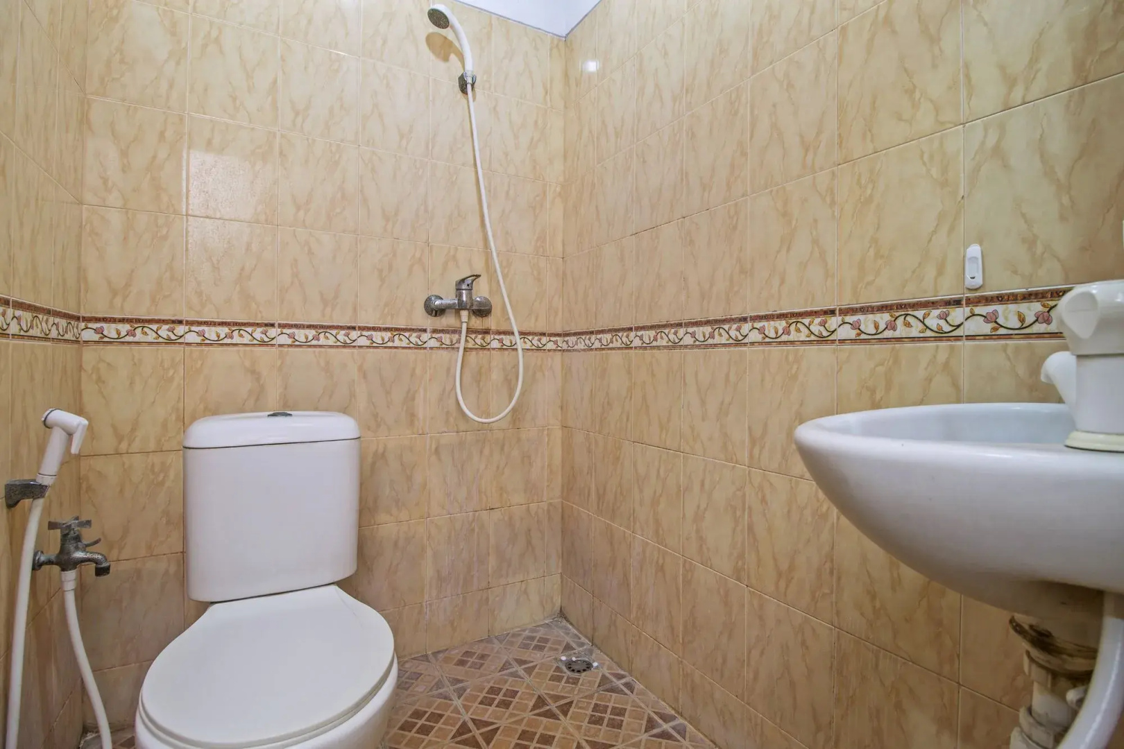 Photo - RedDoorz Plus near Ciputra World Kuningan 2