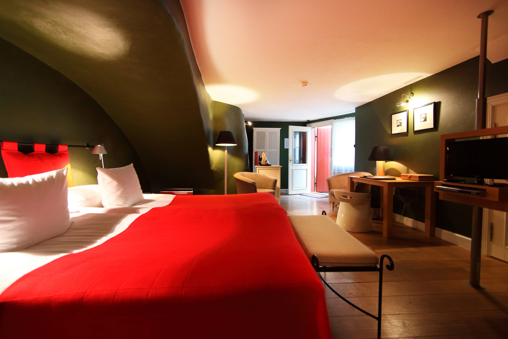 Photo - The Three Sisters Hotel