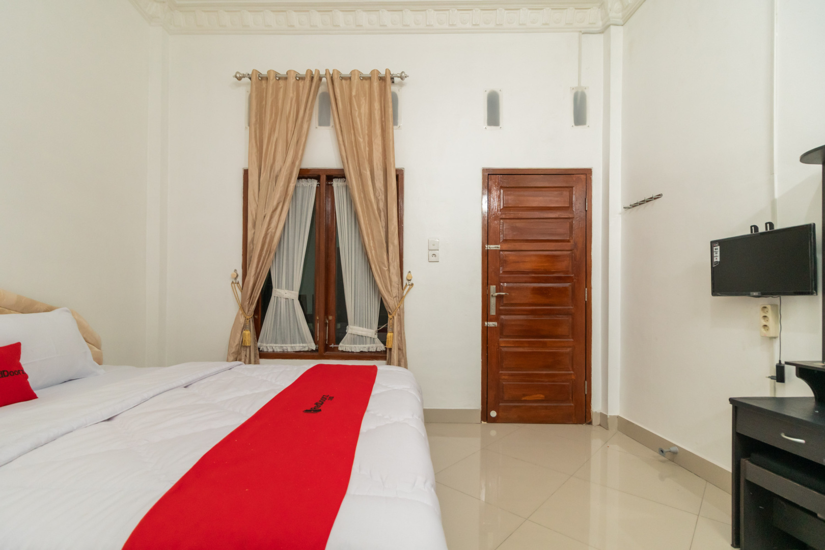RedDoorz Syariah near Universitas Putra Indonesia Padang