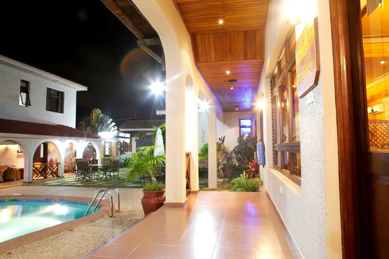 Foto - Mahogany Lodge, Cantonments