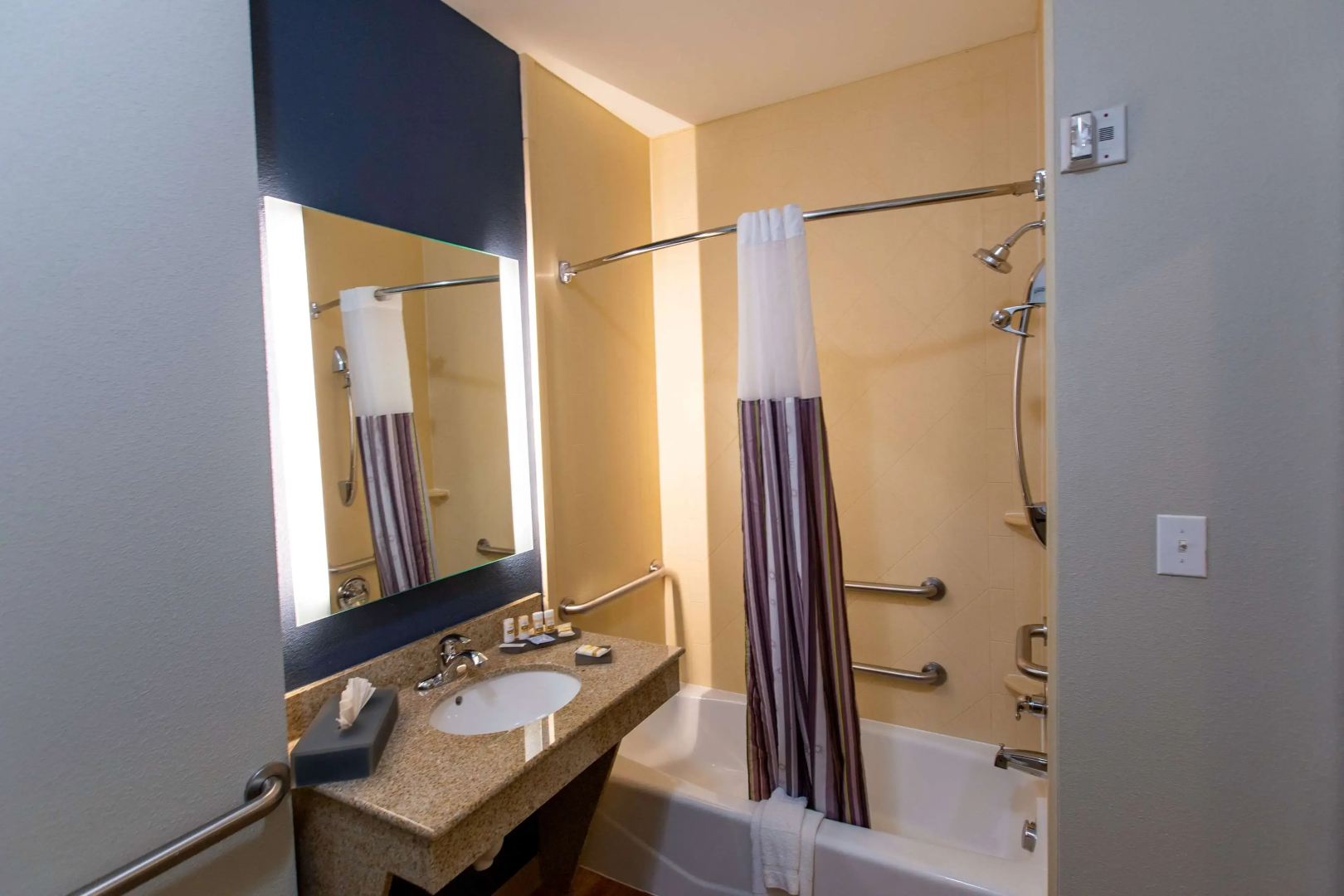 Photo - La Quinta by Wyndham Houston East at Normandy