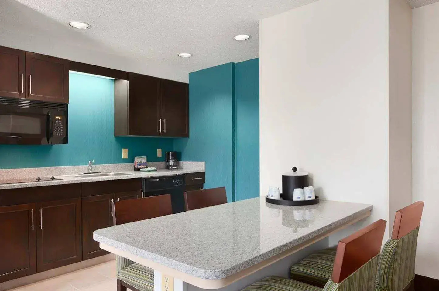 Photo - Hampton Inn & Suites Newport News (Oyster Point)