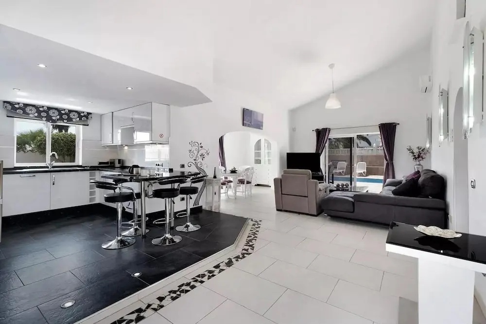 Foto - Exceptional 3 Bed Villa Malpas, Sleeps 6, H/pool