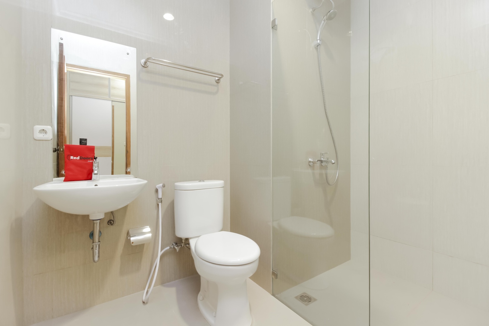 Foto - RedDoorz Premium near Ragunan Zoo 2