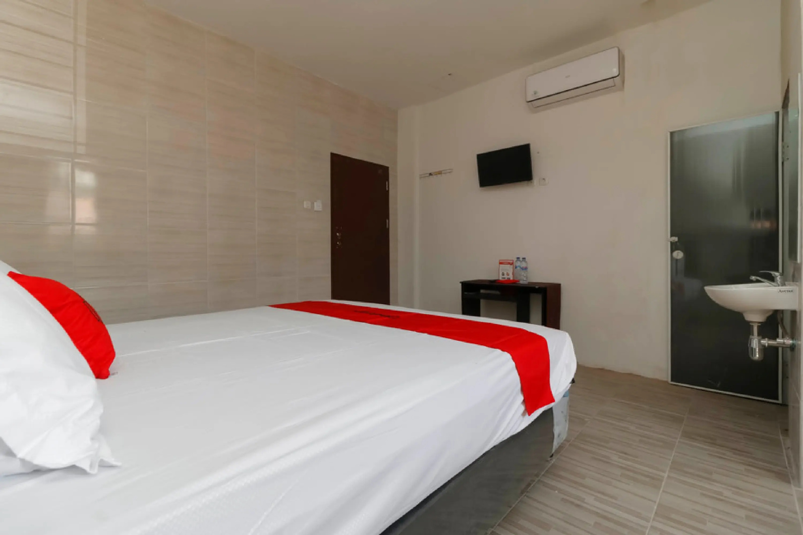 Photo - RedDoorz Plus near RS Royal Prima