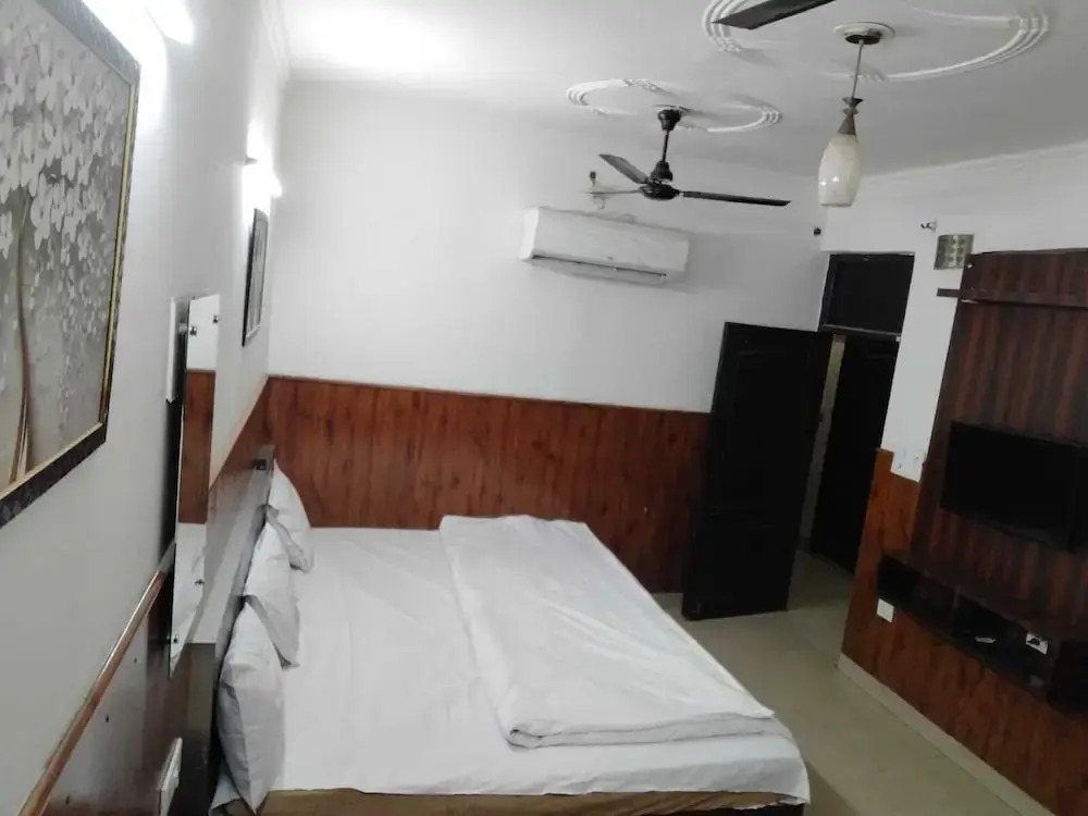 Foto - Shri Sai Guest House - Opp Azadpur Main Mandi I Couple Friendly I Metro Access