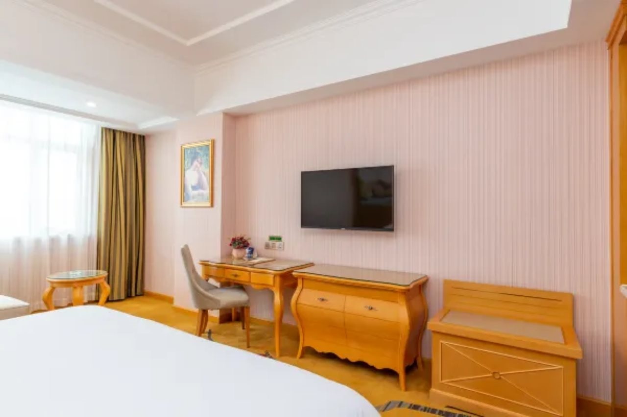 Vienna Hotel (Huizhou Zhongkai High-speed Railway Station Green Fairy Tale Branch)