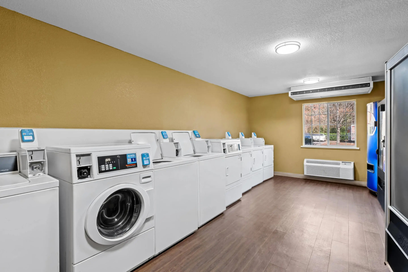 Foto - Suburban Studios Charlotte – Executive Park