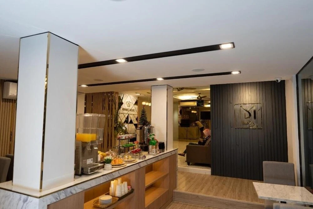 Photo - Malades House