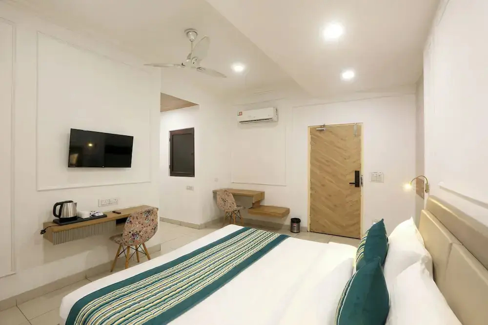 Photo - Hotel Emerald Suites & Banquet By Aura