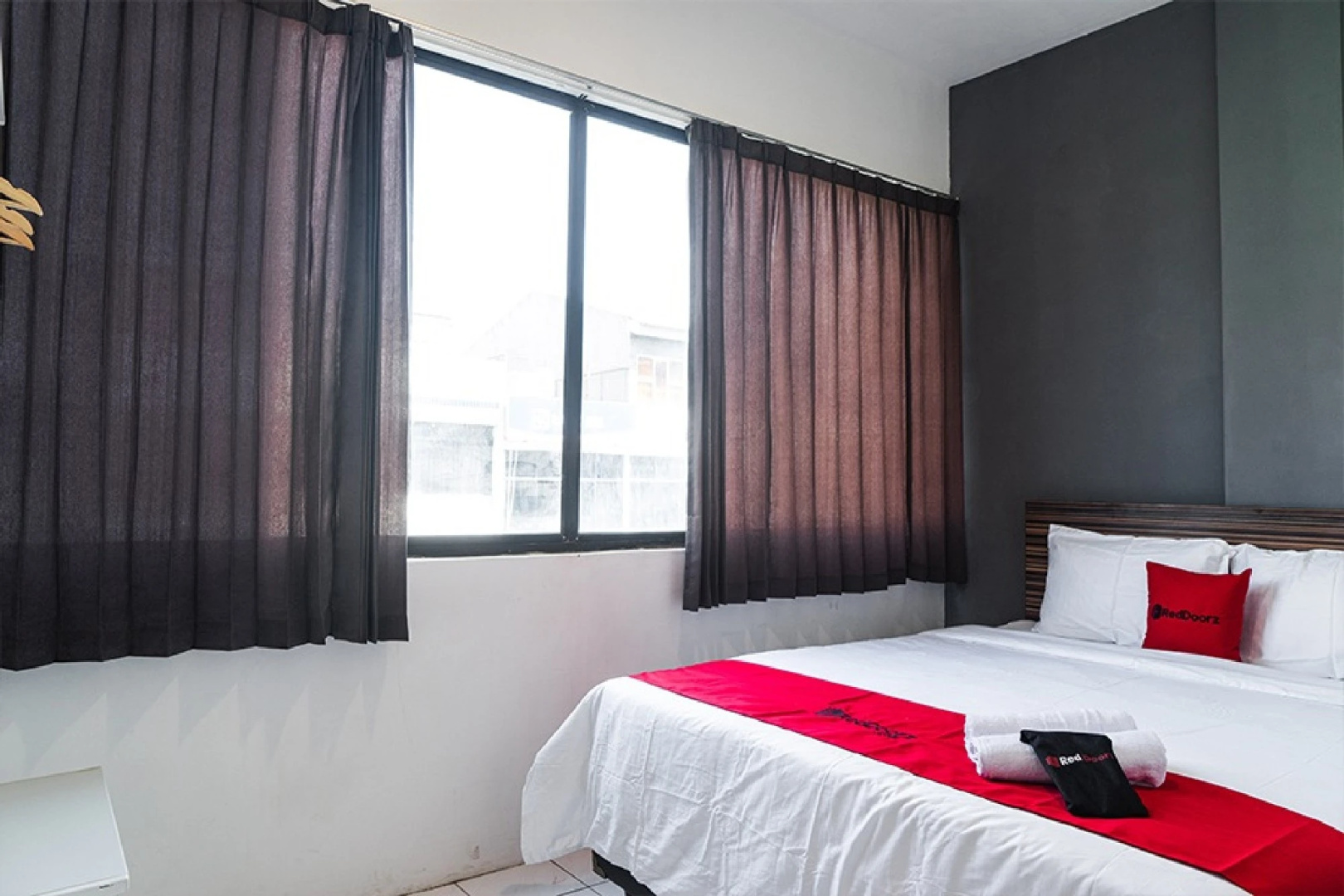 Photo - RedDoorz near Seasons City Mall