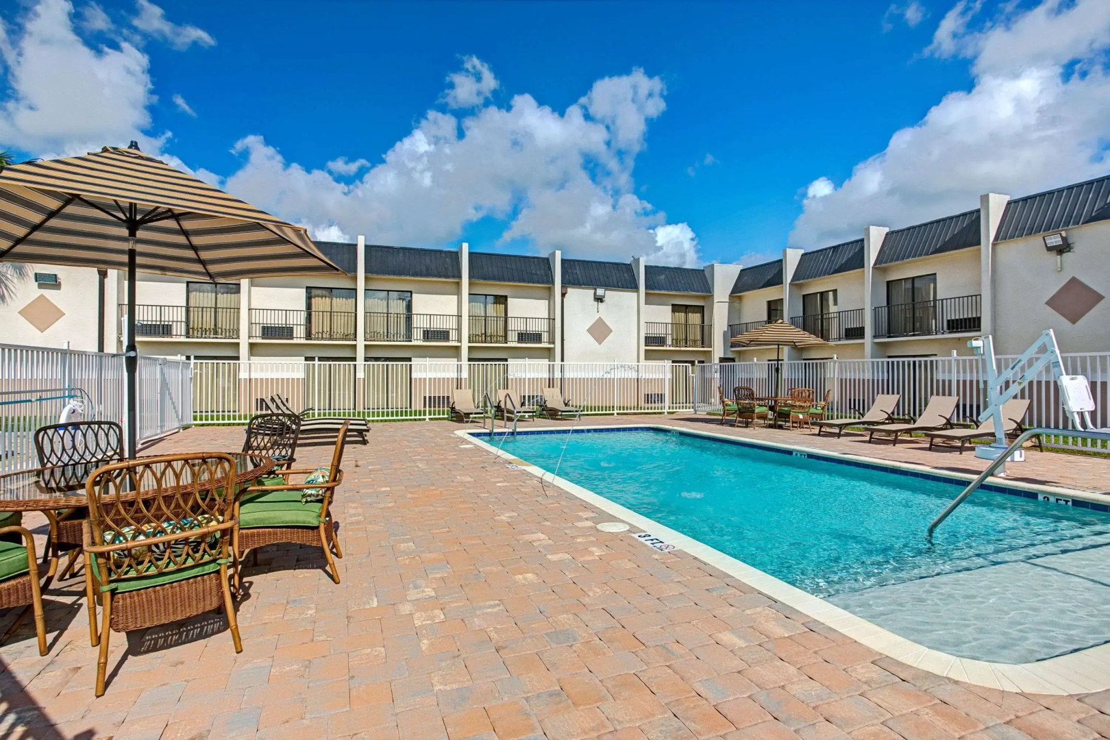 Foto - Days Inn & Suites by Wyndham Tampa Fairground-Casino-Ybor