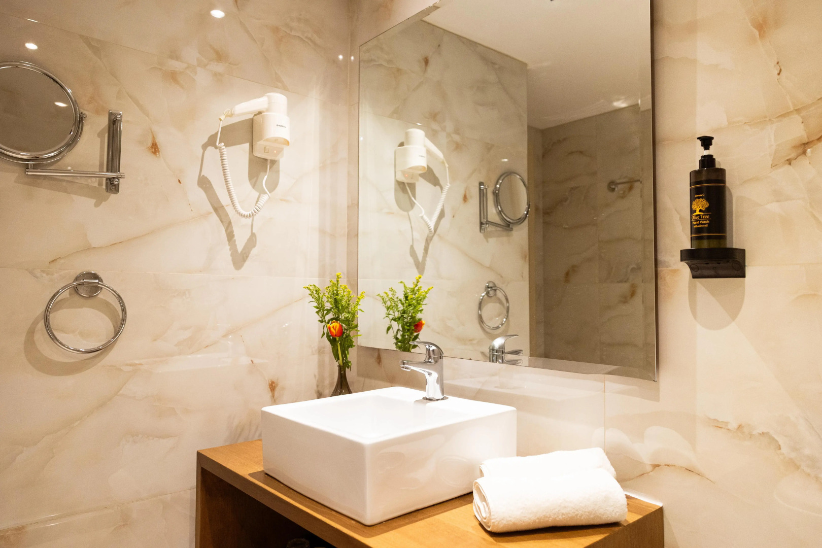 Foto - Best Western Plus Embassy Hotel