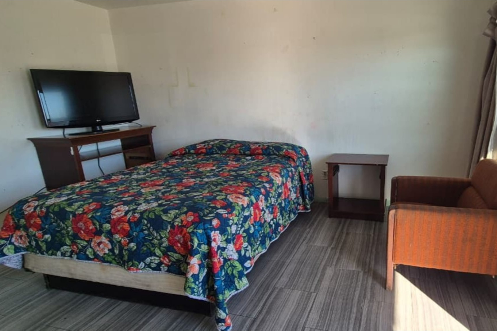 Photo - Base Motel By OYO South Tampa