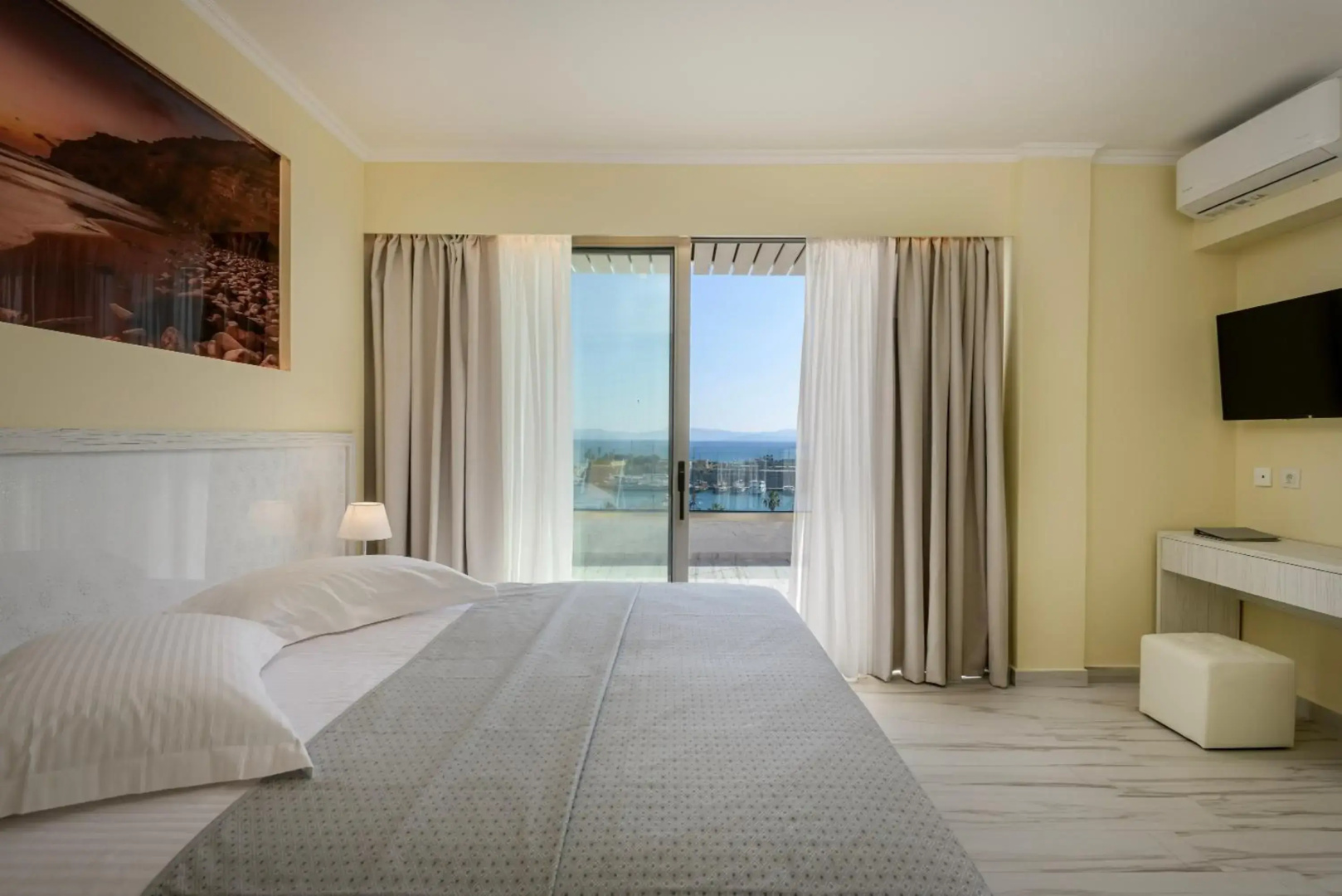 Photo - Alexandra Hotel